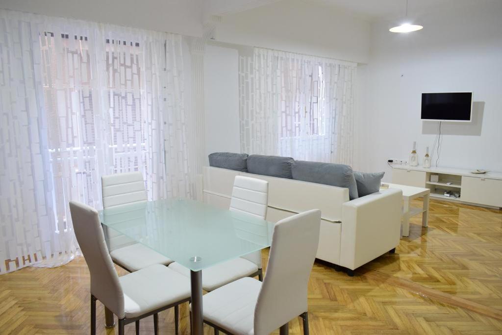 Beautiful Renovated Flat In Apartment *